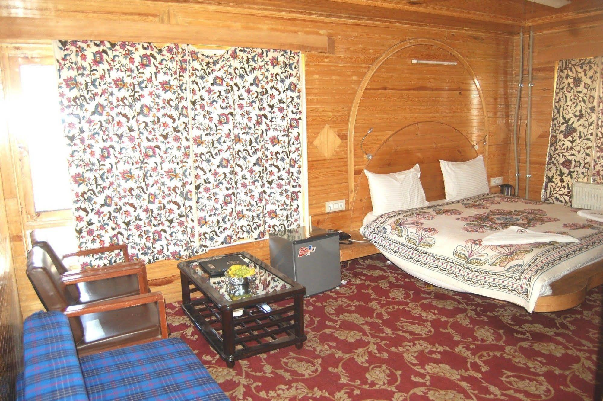 Hotel Paradise Inn Pahalgām Esterno foto